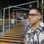 Eduardo Chacin Corso, joven artista plástico recreó en la entrada sur de la plaza San Rafael de Maracaibo.