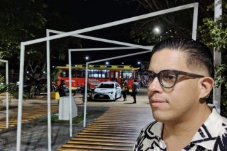 Eduardo Chacin Corso, joven artista plástico recreó en la entrada sur de la plaza San Rafael de Maracaibo.