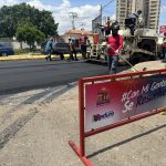 Las cuadrillas de la Dirección de Infraestructura de la Alcaldía de Maracaibo trabajaron de forma ininterrumpida a lo largo de esta importante arteria vial, logrando verter 2.100 toneladas de asfalto y demarcar todo el trayecto.
