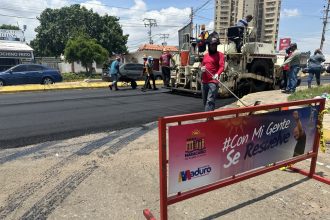 Las cuadrillas de la Dirección de Infraestructura de la Alcaldía de Maracaibo trabajaron de forma ininterrumpida a lo largo de esta importante arteria vial, logrando verter 2.100 toneladas de asfalto y demarcar todo el trayecto.
