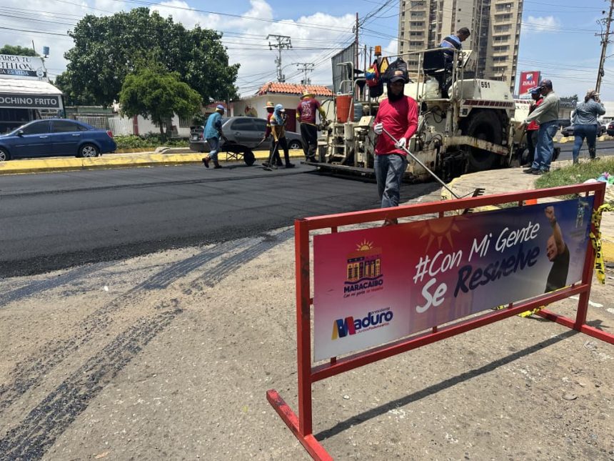 Las cuadrillas de la Dirección de Infraestructura de la Alcaldía de Maracaibo trabajaron de forma ininterrumpida a lo largo de esta importante arteria vial, logrando verter 2.100 toneladas de asfalto y demarcar todo el trayecto.