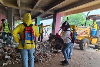 Una cuadrilla de 30 hombres y mujeres se desplegaron en esta labor.