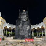 La escultura consta de ocho metros de alto y una base de siete metros rodeada de ángeles y querubines.