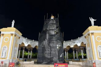 La escultura consta de ocho metros de alto y una base de siete metros rodeada de ángeles y querubines.