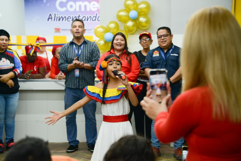 María Victoria Peñuela interpretó el tema "Venezuela".