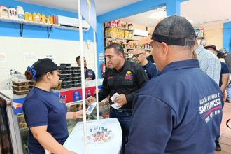El Intendente Tributario Municipal, ingeniero Antony Contreras, junto a su equipo de trabajo, se desplegó en la zona productiva y comercial de Los Cactus.