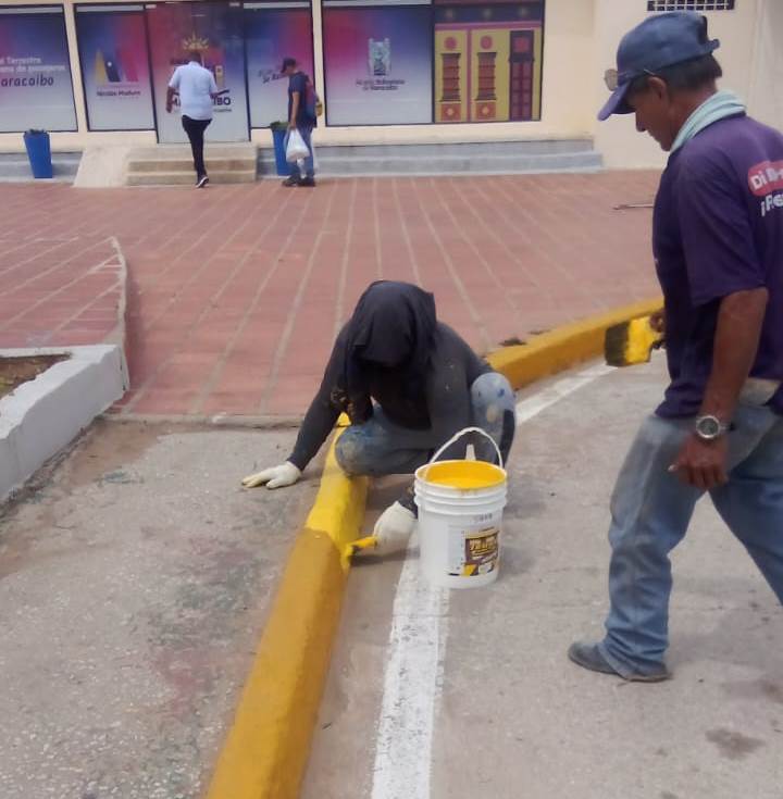 Los trabajos consistieron en la aplicación de pintura de brocales y reja perimetral de la entrada principal a la terminal.