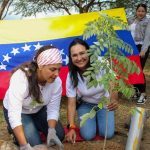 Siete ejemplares de las especies nativas: apamate, caro caro, almendrón, mataratón y otros, fueron sembrados en la Vereda del Lago.